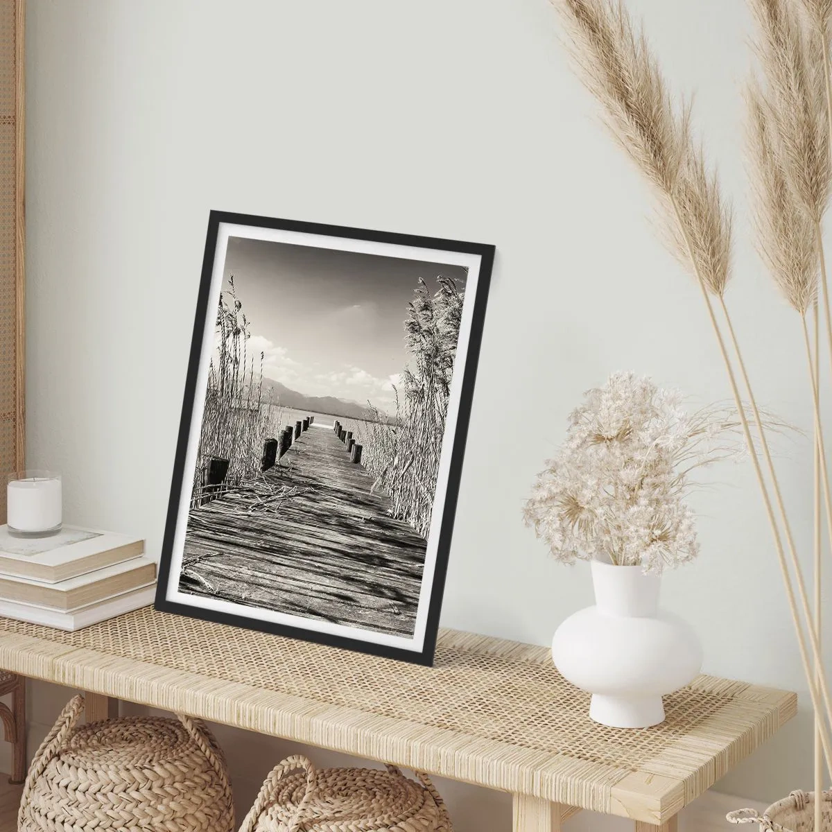 Affiche dans un cadre noir - Poster - Un pont en bois parmi les roseaux au-dessus d'un lac aux tons sépia - 50x70cm - Dans le calme de l'herbe - Décoration murale moderne pour le salon et la chambre ARTTOR