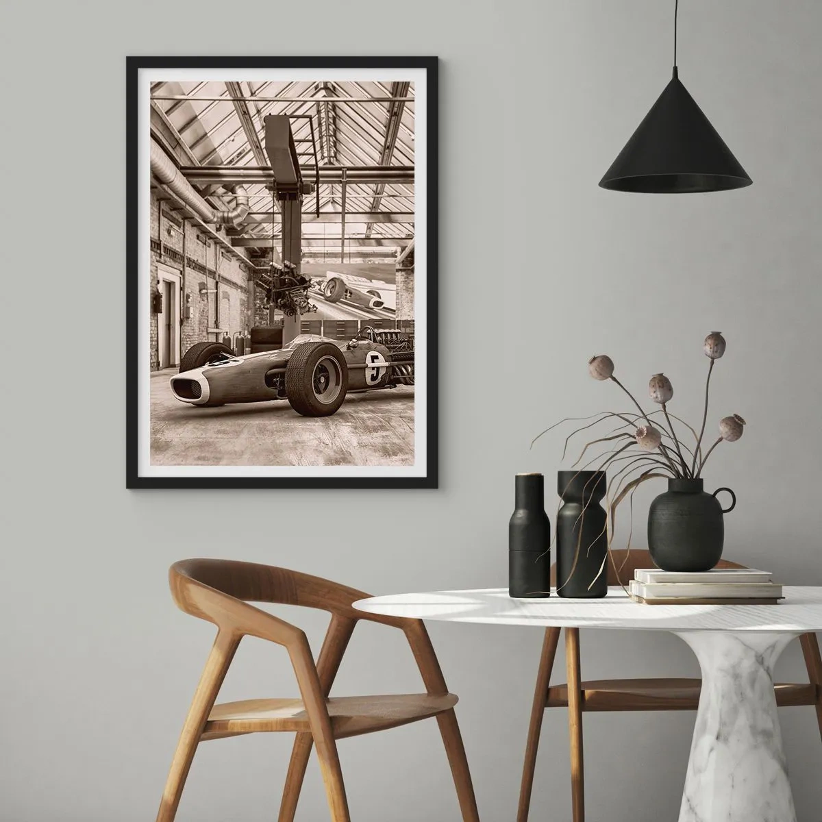 Affiche dans un cadre noir - Poster - Voiture de course emblématique dans un intérieur industriel - 50x70cm - Le repos du guerrier - Décoration murale moderne pour le salon et la chambre ARTTOR