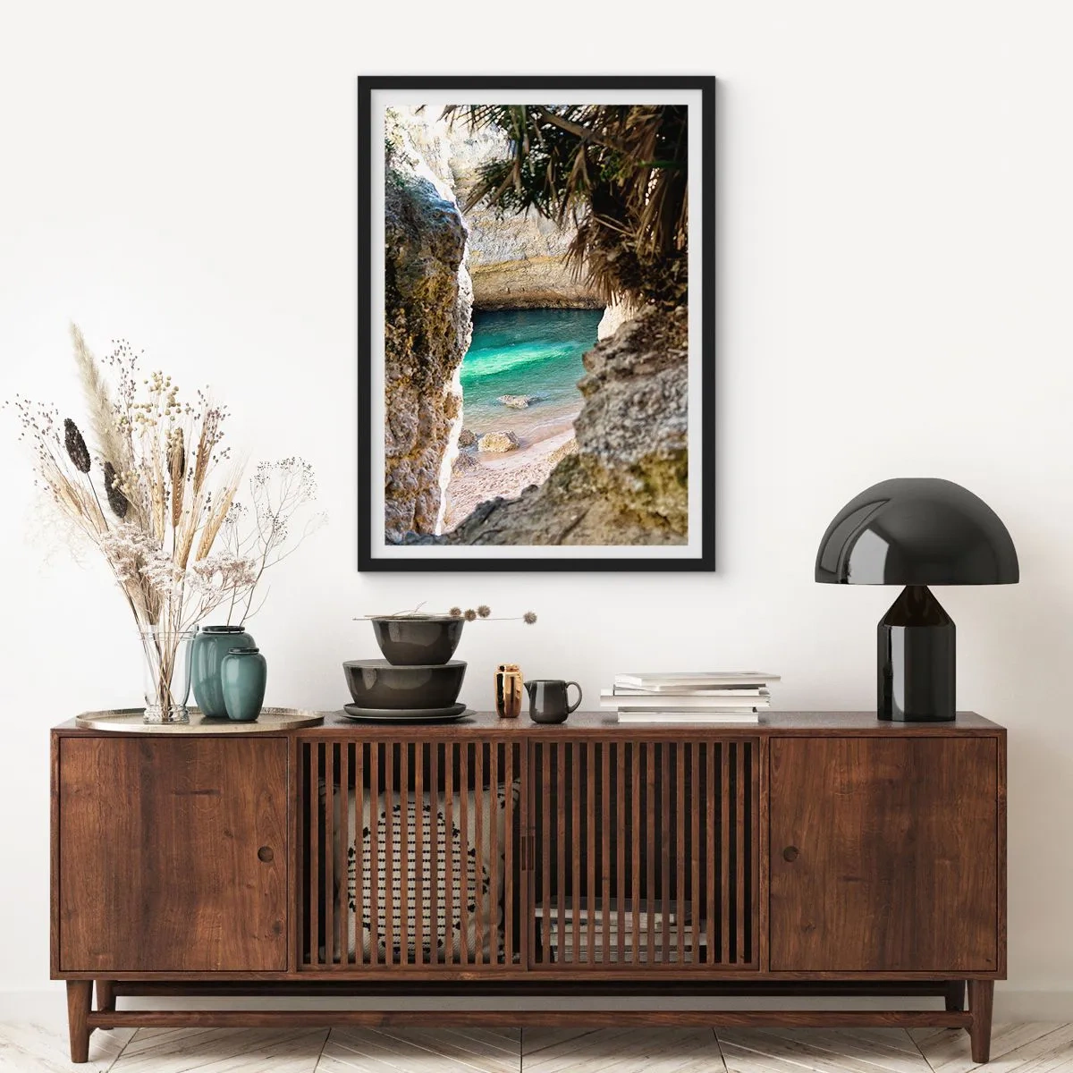 Affiche dans un cadre noir - Poster - Vue de la plage cachée à travers une crevasse rocheuse - 50x70cm - Baie turquoise - Décoration murale moderne pour le salon et la chambre ARTTOR