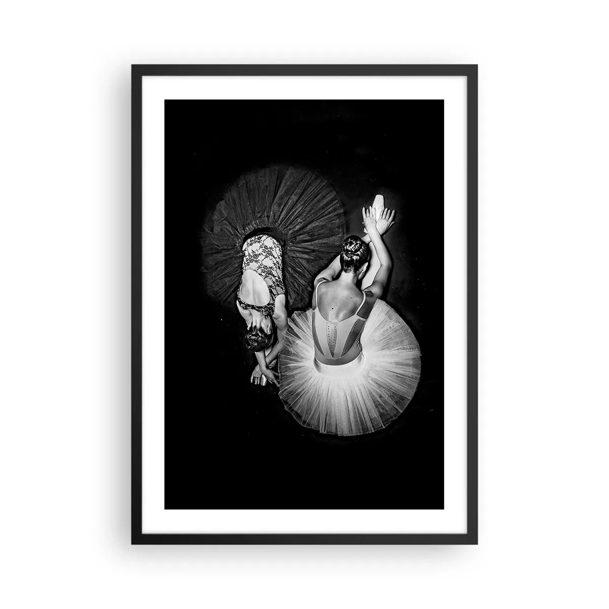 Affiche dans un cadre noir - Poster - Ballerines dans une photo en noir et blanc vue d'en haut - 50x70cm - Jin et jang – équilibre idéal - Décoration murale moderne pour le salon et la chambre ARTTOR