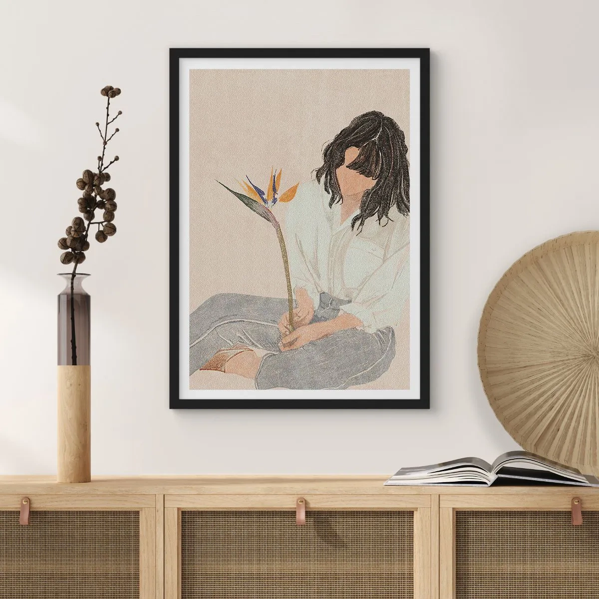 Affiche dans un cadre noir - Poster - Portrait d'une femme tenant une fleur exotique, avec une délicate touche de couleur - 50x70cm - Portrait avec une fleur exotique - Décoration murale moderne pour le salon et la chambre ARTTOR