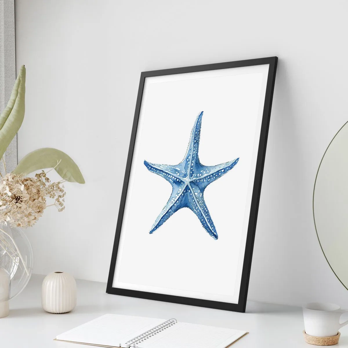 Affiche dans un cadre noir - Poster - Étoile de mer bleue sur fond blanc - 50x70cm - Étoile de mer - Décoration murale moderne pour le salon et la chambre ARTTOR