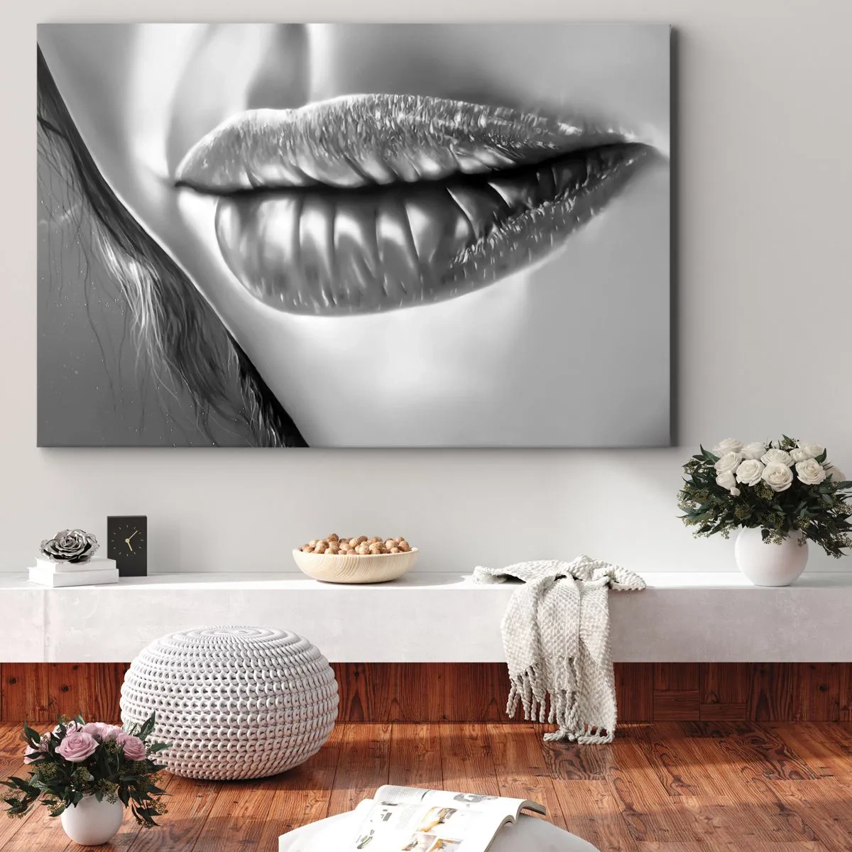 Impression sur toile - Image sur toile - Gros plan noir et blanc des lèvres d'une femme avec un effet brillant et des détails. - 70x50cm - Je sais à quoi tu penses… - Décoration murale moderne pour le salon et la chambre ARTTOR
