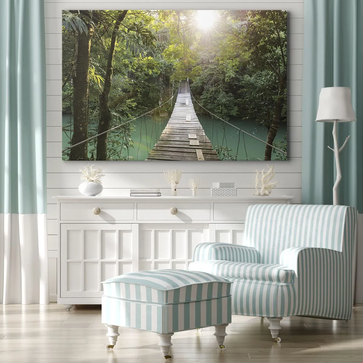 Impression sur toile - Image sur toile - Un pont suspendu dans une forêt tropicale illuminée par la lumière du soleil. - 70x50cm - De l'eau azur à la forêt azur - Décoration murale moderne pour le salon et la chambre ARTTOR