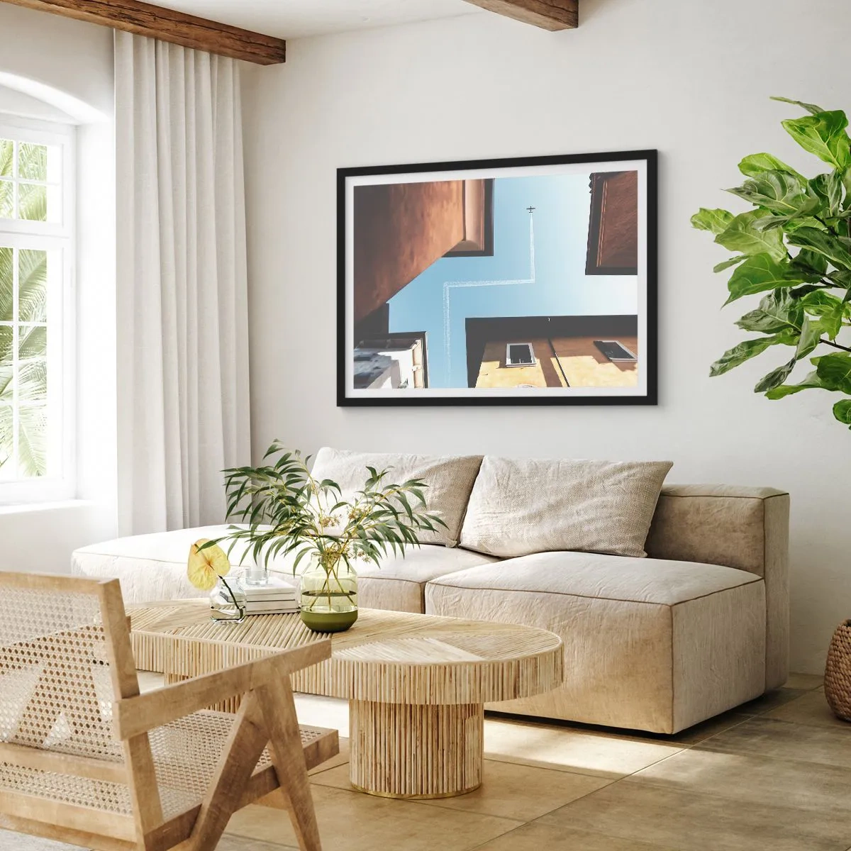 Affiche dans un cadre noir - Poster - Vue de l'avion et de sa traînée dans le ciel depuis une perspective de rue - 70x50cm - Au-dessus du labyrinthe de la ville - Décoration murale moderne pour le salon et la chambre ARTTOR