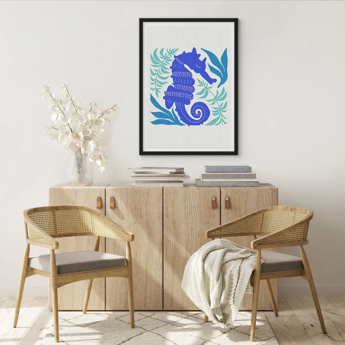 Affiche dans un cadre noir - Poster - Un hippocampe stylisé entouré de végétation. - 50x70cm - Dans une prairie sous-marine - Décoration murale moderne pour le salon et la chambre ARTTOR