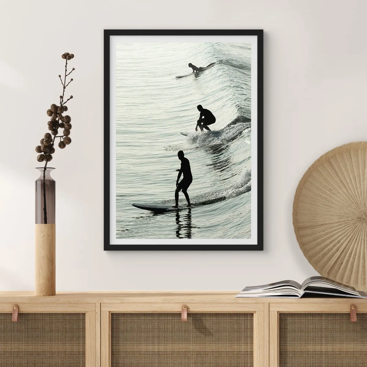 Affiche dans un cadre noir - Poster - Trois surfeurs surfant sur les vagues dans un style monochrome - 50x70cm - A la rencontre de la vague - Décoration murale moderne pour le salon et la chambre ARTTOR