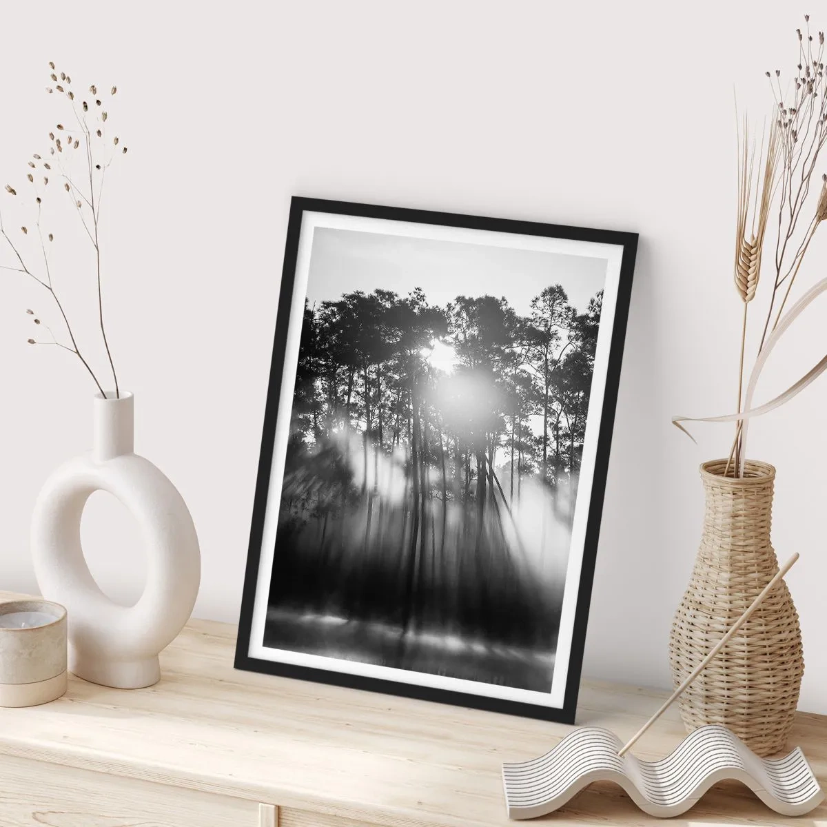 Affiche dans un cadre noir - Poster - Scène de forêt en noir et blanc avec des rayons de soleil dans le brouillard - 50x70cm - Soleil inarrêtable - Décoration murale moderne pour le salon et la chambre ARTTOR