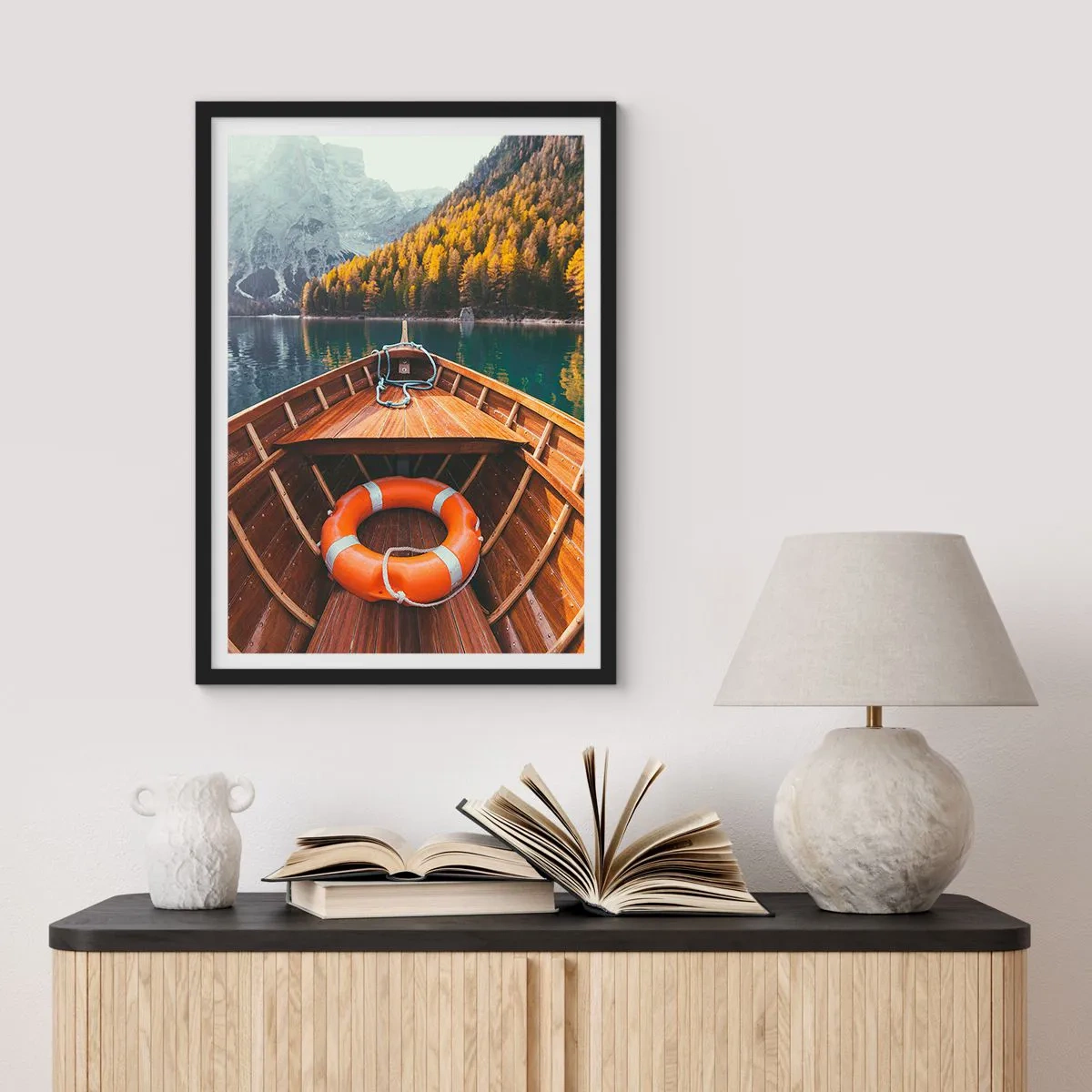 Affiche dans un cadre noir - Poster - Un bateau en bois sur un lac entouré de montagnes - 50x70cm - Escapade en montagne - Décoration murale moderne pour le salon et la chambre ARTTOR