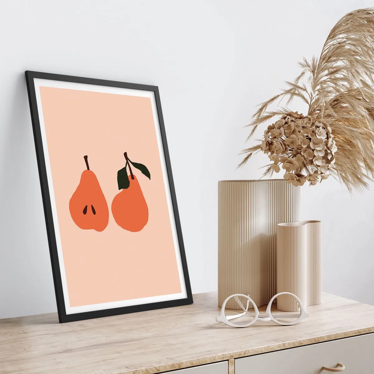 Affiche dans un cadre noir - Poster - Une illustration minimaliste de deux poires sur fond beige. - 50x70cm - La douceur elle-même - Décoration murale moderne pour le salon et la chambre ARTTOR