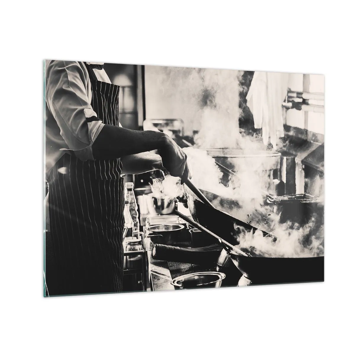 Impression sur verre - Image sur verre - Un chef en action avec une poêle à frire dans une cuisine remplie de vapeur - 70x50cm - Alchimie des saveurs - Décoration murale moderne pour le salon et la chambre ARTTOR