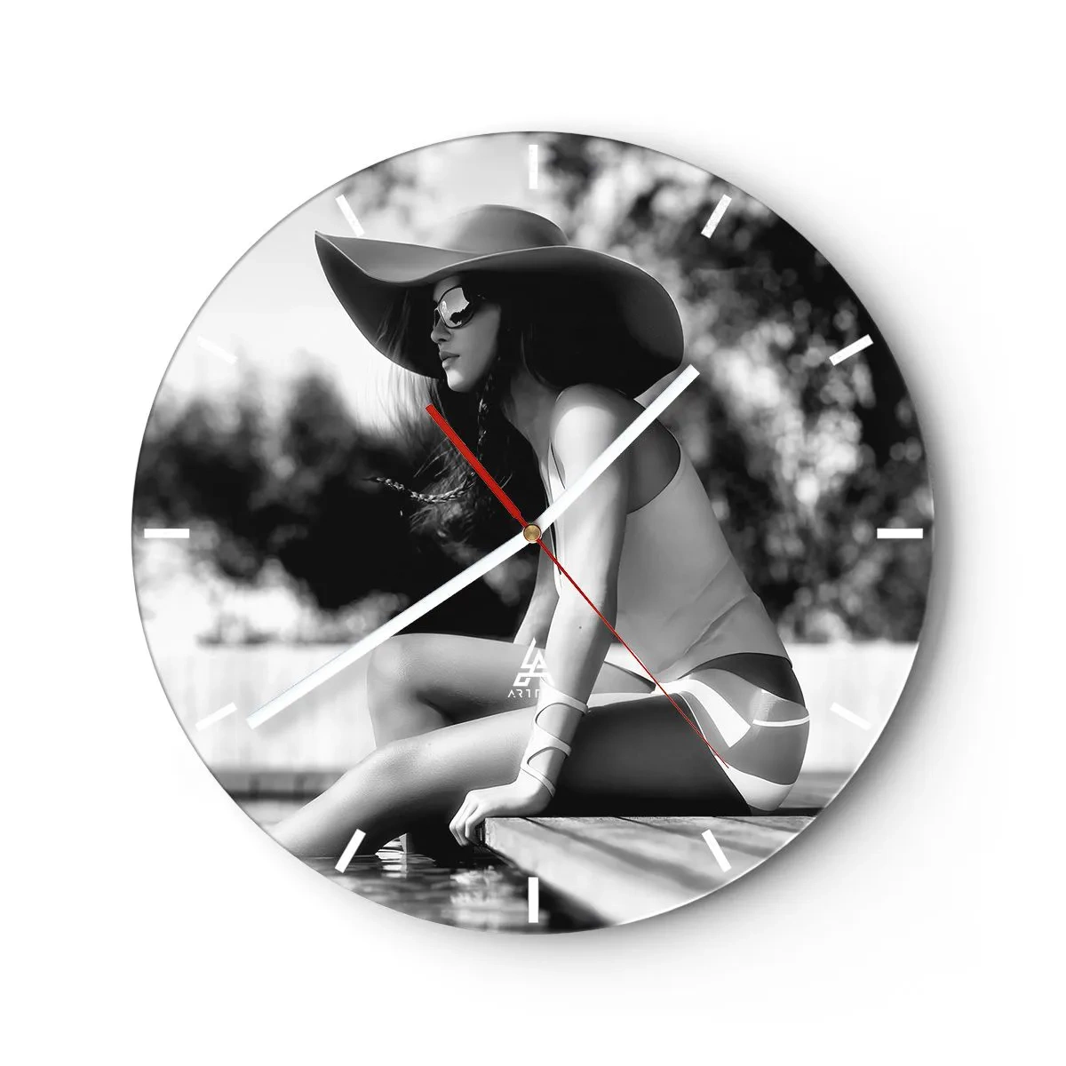 Horloge murale - Pendule murale - Portrait de femme élégante avec un chapeau et des lunettes de soleil au bord de la piscine - 30x30cm - Rêve d'été - Décoration murale moderne pour le salon, la cuisine et la chambre ARTTOR