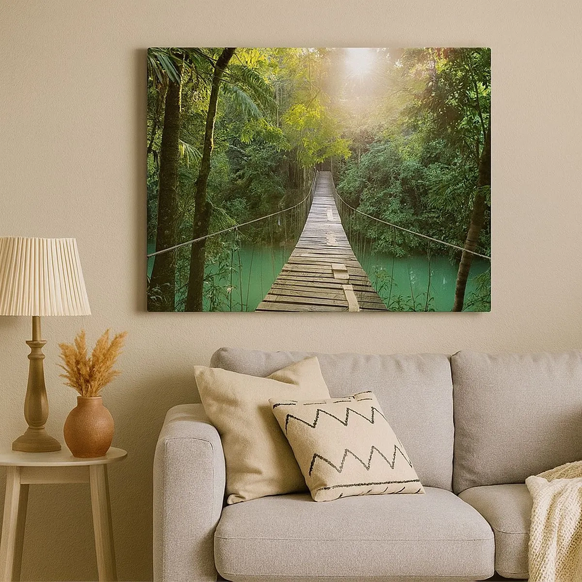 Impression sur toile - Image sur toile - Un pont suspendu dans une forêt tropicale illuminée par la lumière du soleil. - 70x50cm - De l'eau azur à la forêt azur - Décoration murale moderne pour le salon et la chambre ARTTOR