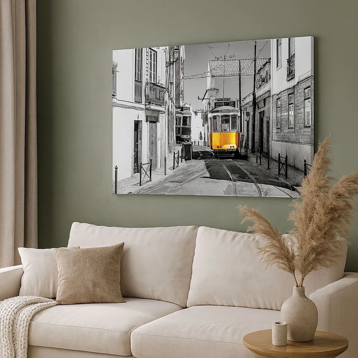 Impression sur toile - Image sur toile - Un tramway jaune dans les rues de Lisbonne dans un décor monochrome - 70x50cm - L'âme de Lisbonne - Décoration murale moderne pour le salon et la chambre ARTTOR