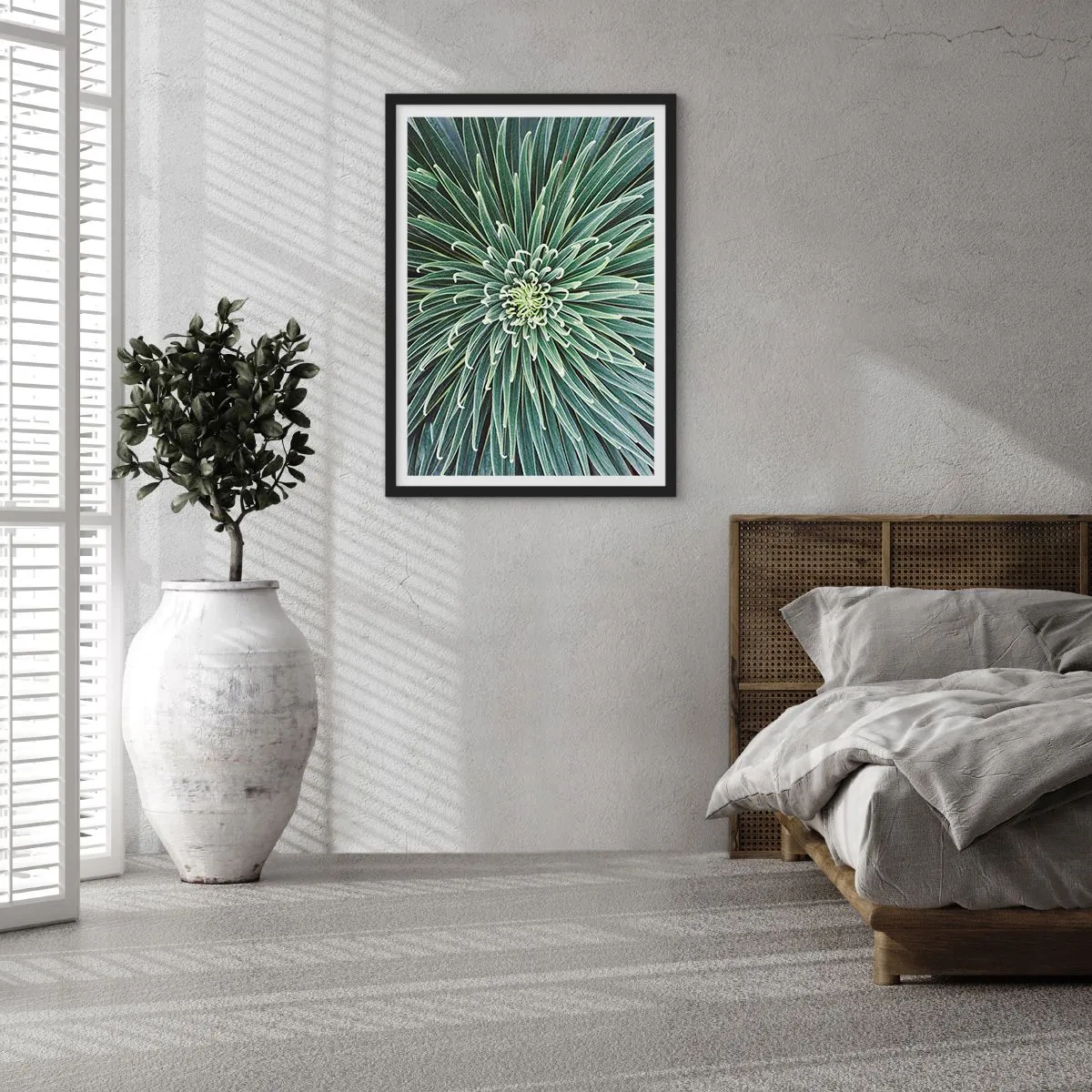 Affiche dans un cadre noir - Poster - Gros plan d'une plante verte aux feuilles symétriques. - 50x70cm - Naissance d'une étoile - Décoration murale moderne pour le salon et la chambre ARTTOR