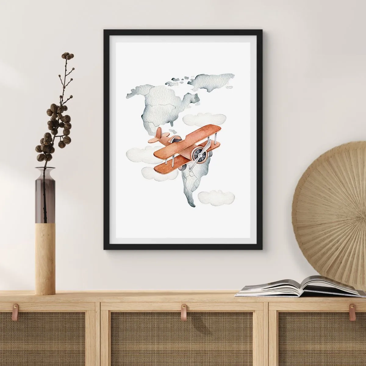 Affiche dans un cadre noir - Poster - Un biplan au-dessus d'une carte du monde dans les nuages - 50x70cm - Dans un esprit pionnier - Décoration murale moderne pour le salon et la chambre ARTTOR