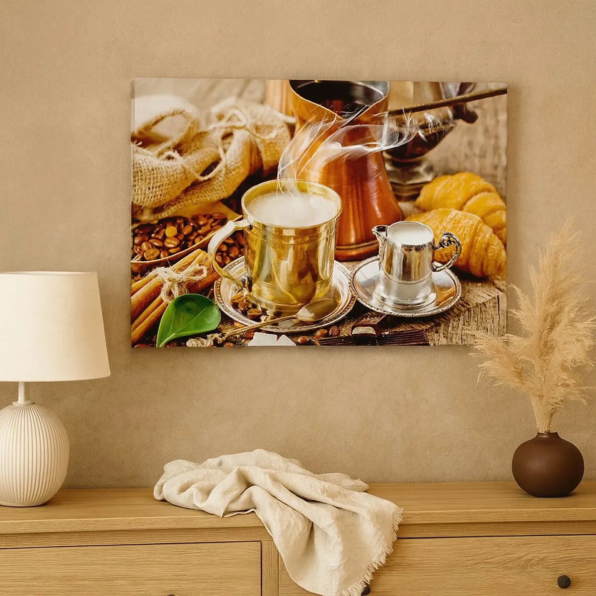 Impression sur toile - Image sur toile - Une tasse de café dorée entourée de grains, de cruches et de croissants - 70x50cm - Bonne journée! - Décoration murale moderne pour le salon et la chambre ARTTOR