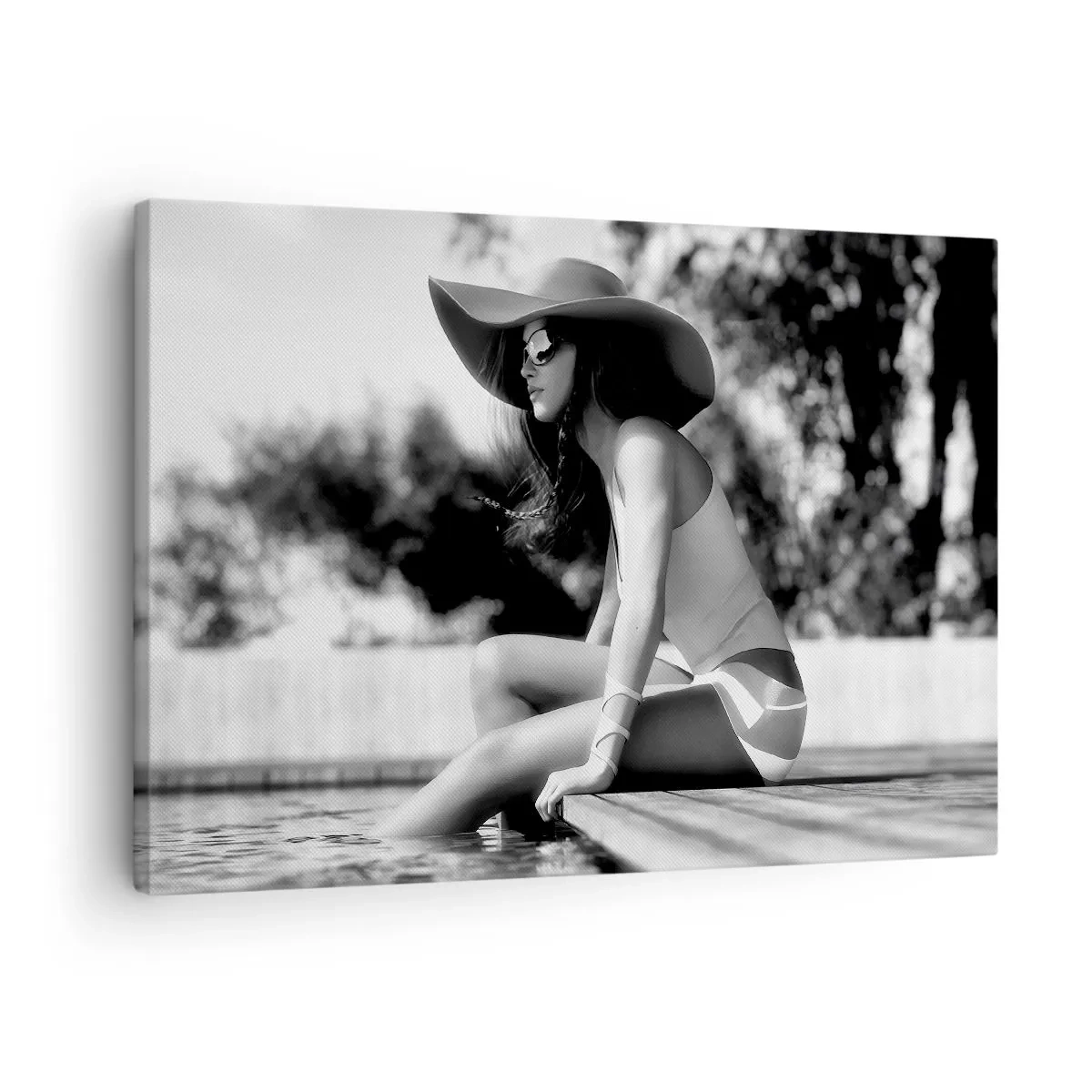 Impression sur toile - Image sur toile - Femme au chapeau au bord de la piscine en noir et blanc - 70x50cm - Rêve d'été - Décoration murale moderne pour le salon et la chambre ARTTOR
