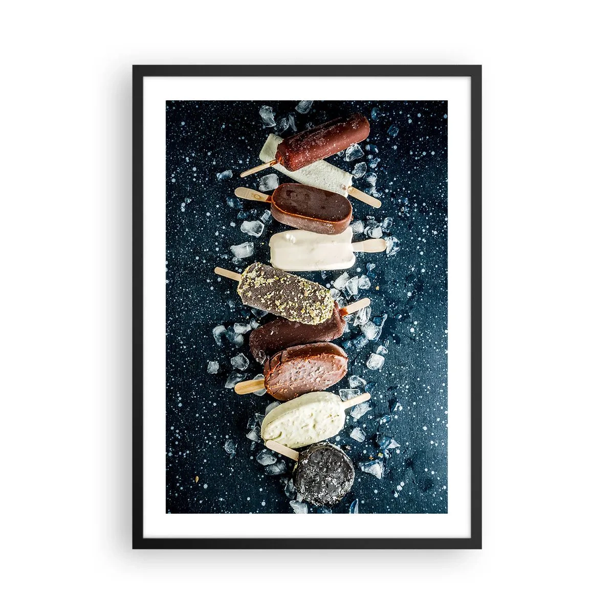 Affiche dans un cadre noir - Poster - Assortiment de sucettes glacées entourées de glace sur fond de ciel sombre - 50x70cm - Le goût de l'été chaud - Décoration murale moderne pour le salon et la chambre ARTTOR
