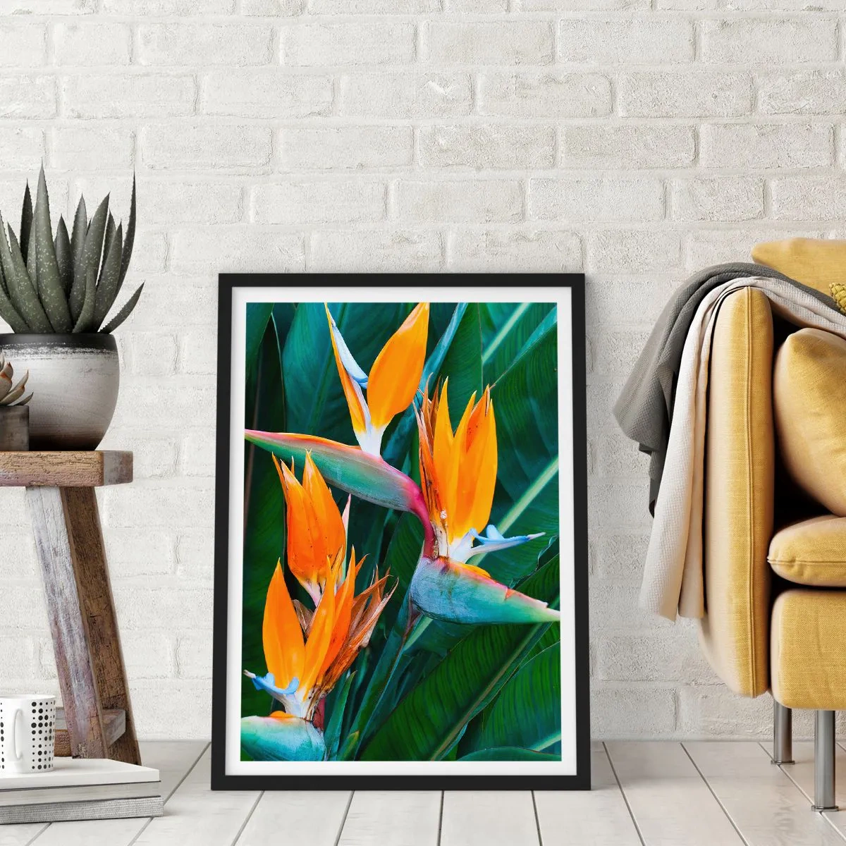 Affiche dans un cadre noir - Poster - Fleurs de Strelitzia entourées de feuilles vertes - 50x70cm - Est-ce une fleur, est-ce un oiseaux? - Décoration murale moderne pour le salon et la chambre ARTTOR