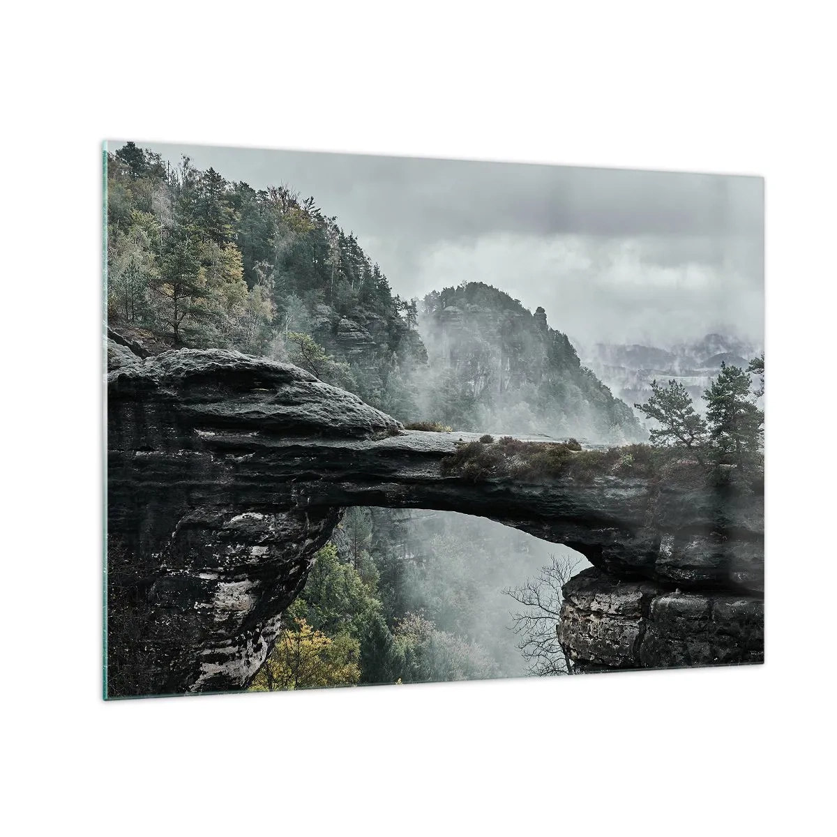 Impression sur verre - Image sur verre - Un pont de pierre entre des montagnes brumeuses et un paysage forestier - 70x50cm - L'aventure est sur le point de commencer - Décoration murale moderne pour le salon et la chambre ARTTOR