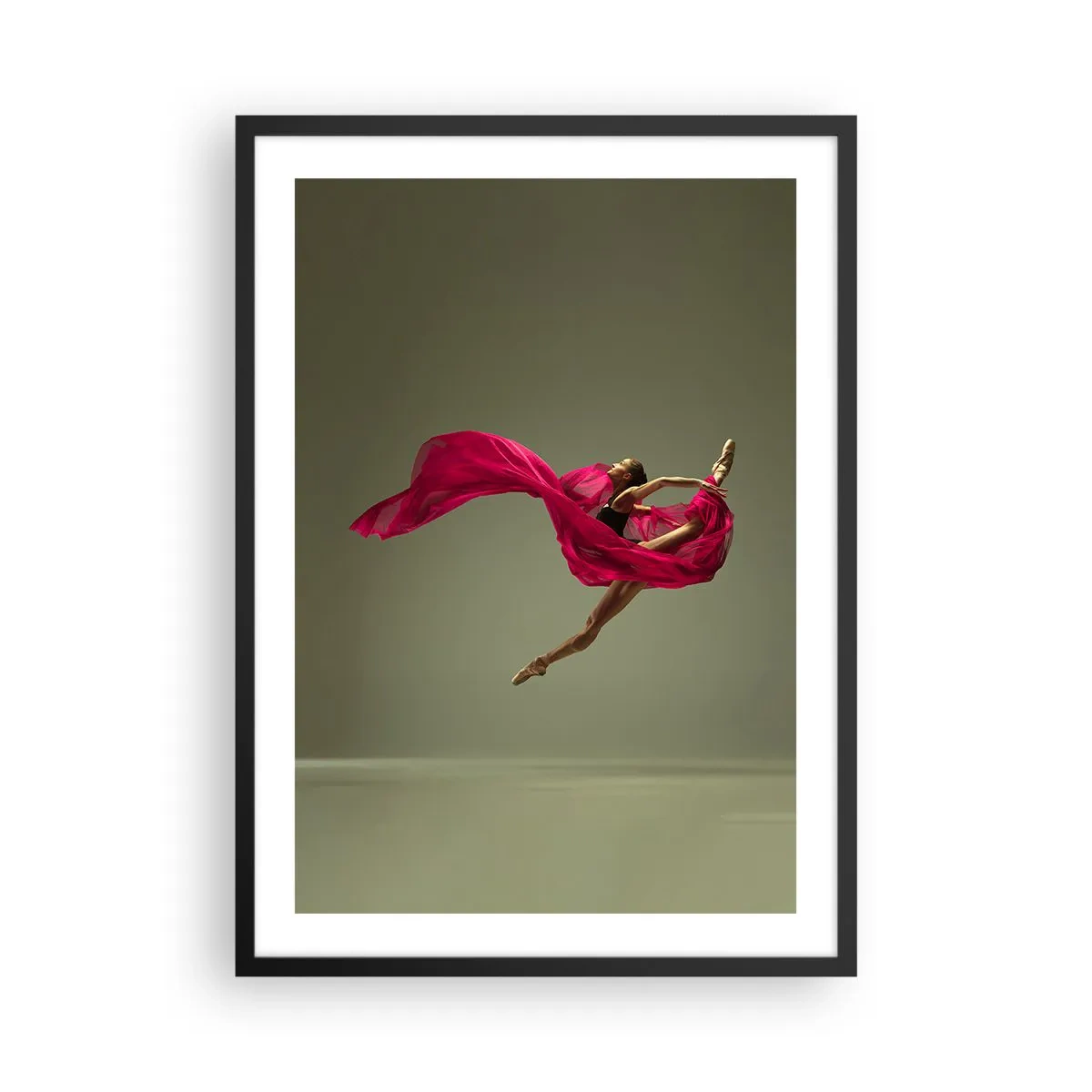 Affiche dans un cadre noir - Poster - Une ballerine en tissu rouge exécute un saut dynamique. - 50x70cm - Flamme dansante - Décoration murale moderne pour le salon et la chambre ARTTOR