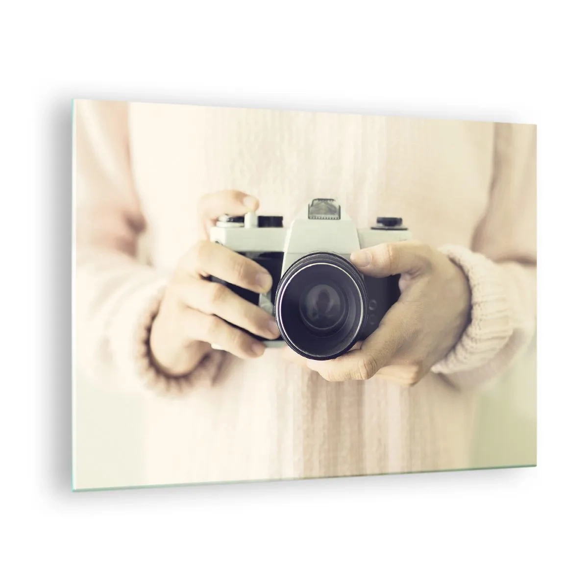 Impression sur verre - Image sur verre - Une personne tenant un appareil photo classique dans ses mains - 70x50cm - Pour voir plus ... - Décoration murale moderne pour le salon et la chambre ARTTOR