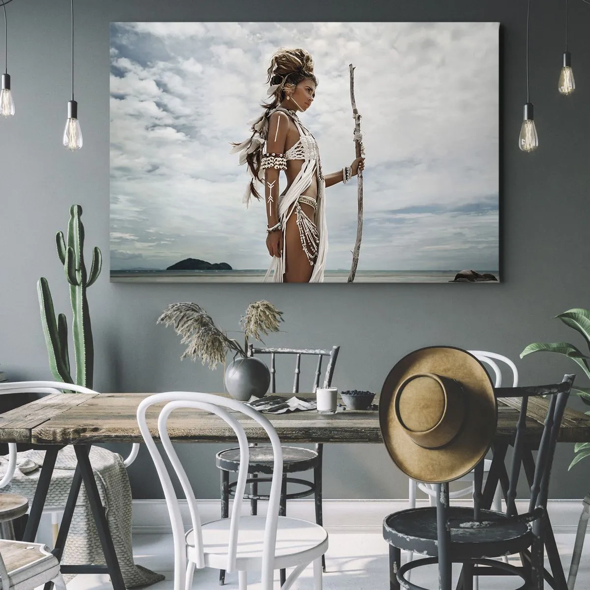 Impression sur toile - Image sur toile - Femme stylisée sur la plage avec des ornements ethniques et un bâton - 70x50cm - Reine des tropiques - Décoration murale moderne pour le salon et la chambre ARTTOR