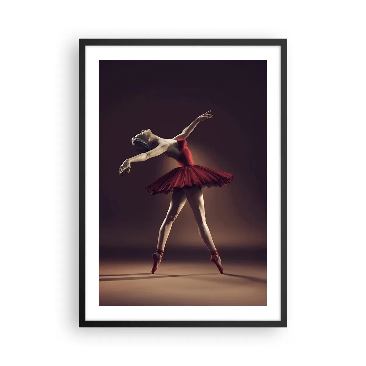 Affiche dans un cadre noir - Poster - Une danseuse de ballet en robe rouge sur scène - 50x70cm - Une danseuse étoile - Décoration murale moderne pour le salon et la chambre ARTTOR