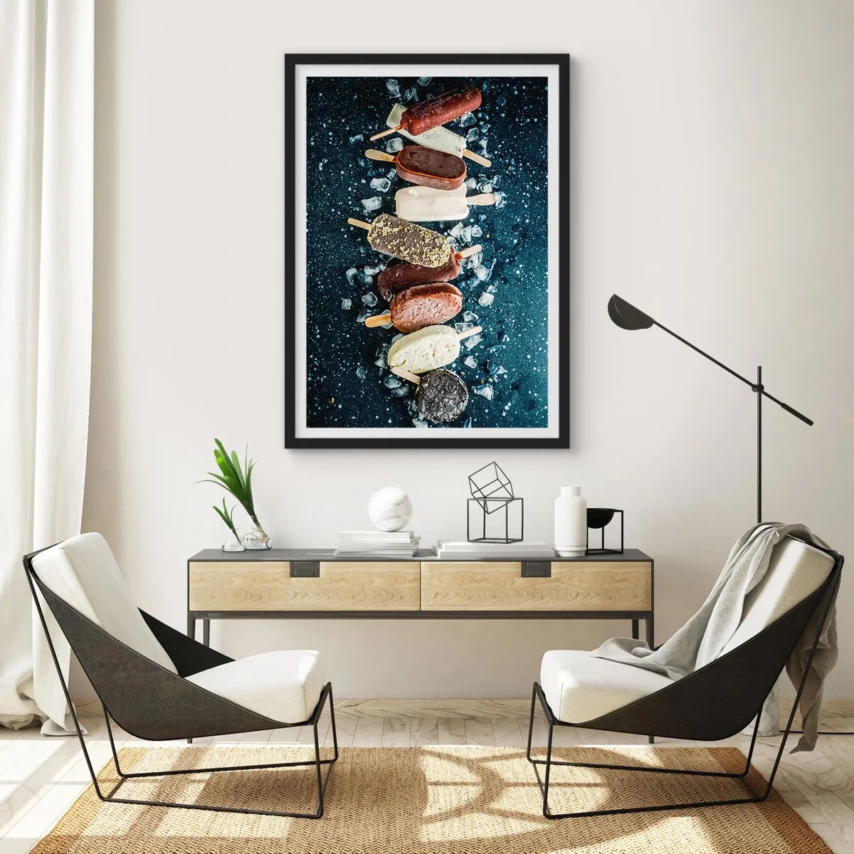 Affiche dans un cadre noir - Poster - Assortiment de sucettes glacées entourées de glace sur fond de ciel sombre - 50x70cm - Le goût de l'été chaud - Décoration murale moderne pour le salon et la chambre ARTTOR