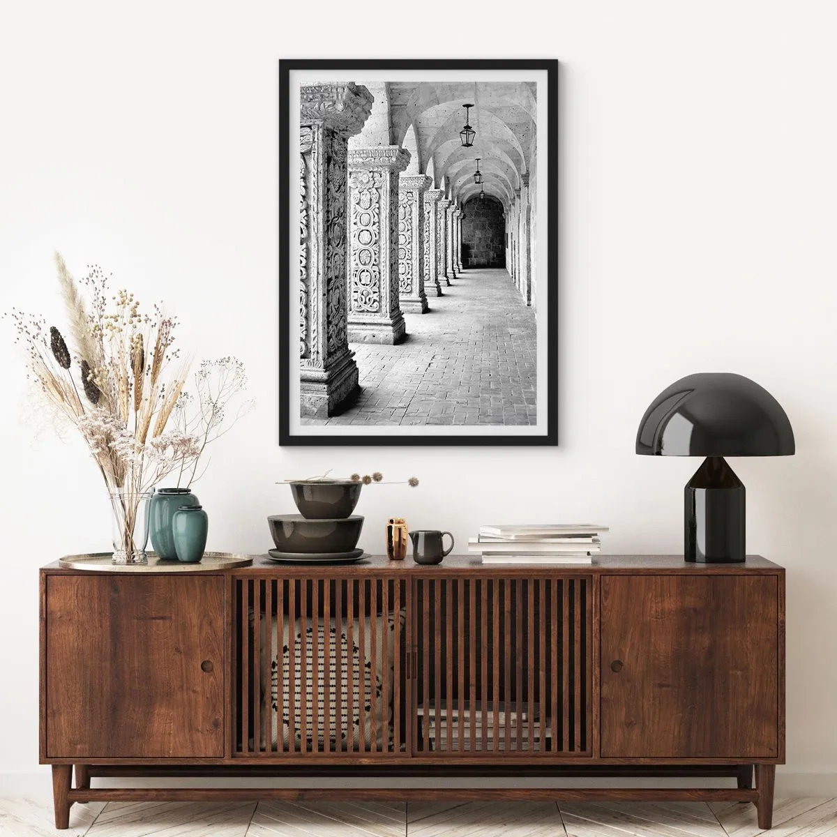 Affiche dans un cadre noir - Poster - Une photographie en noir et blanc d'un cloître historique avec des colonnes - 50x70cm - Où cela mène-t-il…? - Décoration murale moderne pour le salon et la chambre ARTTOR