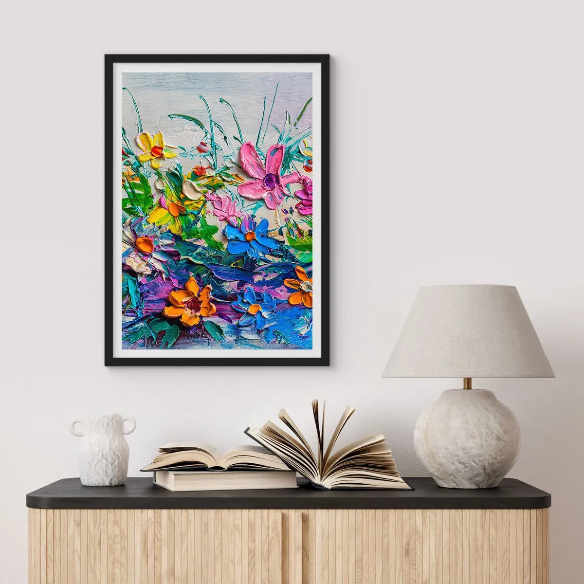 Affiche dans un cadre noir - Poster - Une composition florale peinte avec une texture épaisse et des couleurs vives - 50x70cm - Absolument pas une nature morte - Décoration murale moderne pour le salon et la chambre ARTTOR