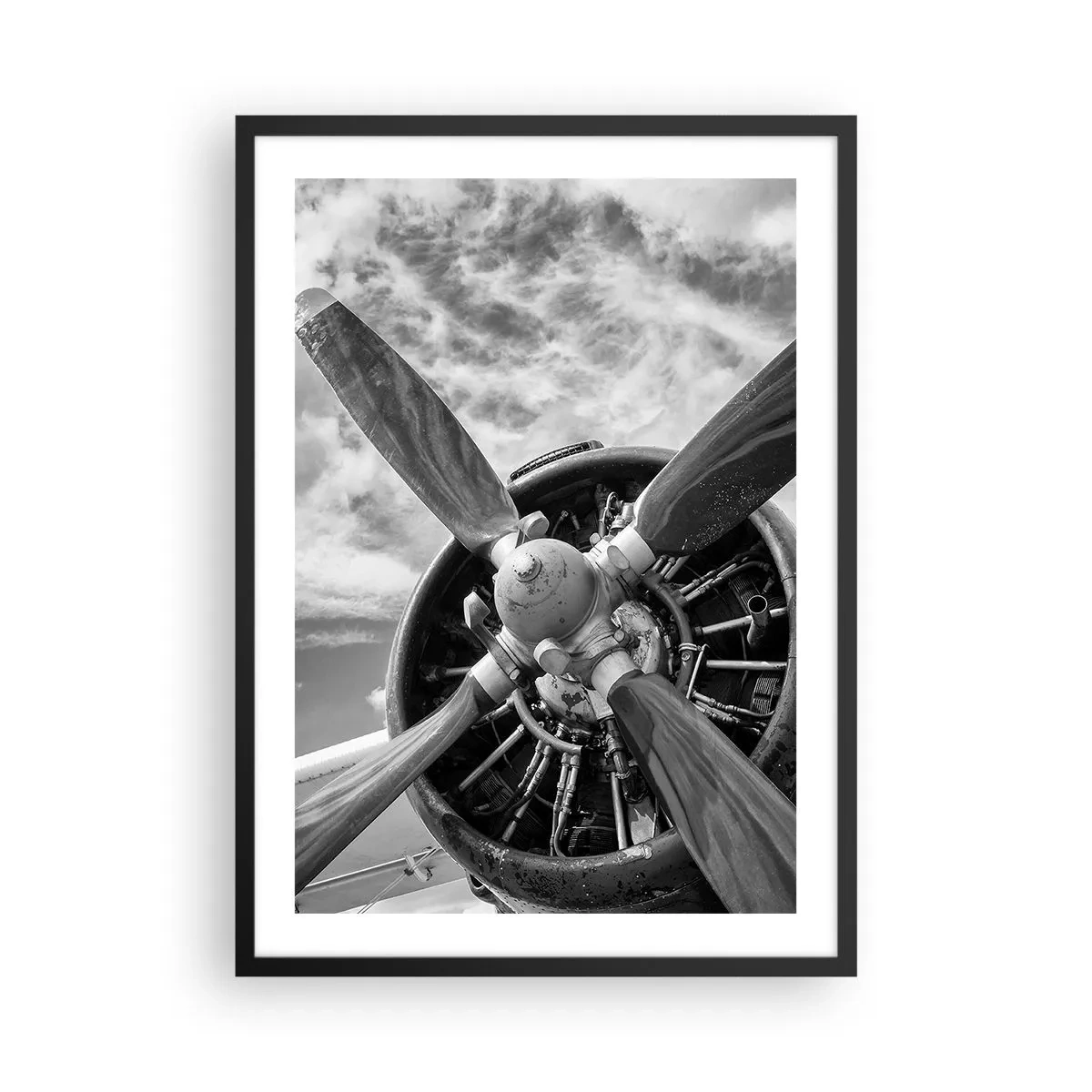 Affiche dans un cadre noir - Poster - Une photographie en noir et blanc d'une hélice d'avion contre le ciel. - 50x70cm - Dompteur de ciel - Décoration murale moderne pour le salon et la chambre ARTTOR