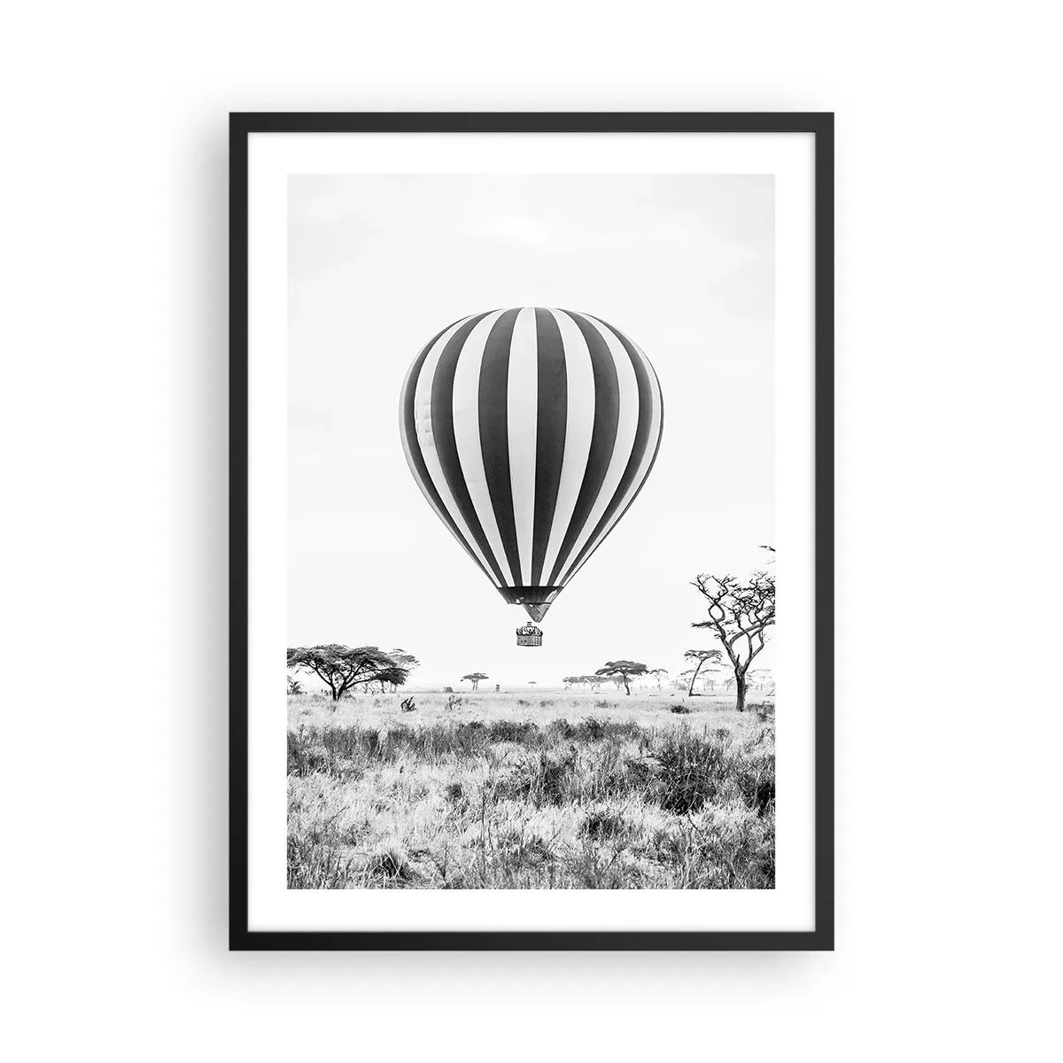Affiche dans un cadre noir - Poster - Une montgolfière flottant au-dessus de la savane en noir et blanc. - 50x70cm - Au dessus de la savane - Décoration murale moderne pour le salon et la chambre ARTTOR