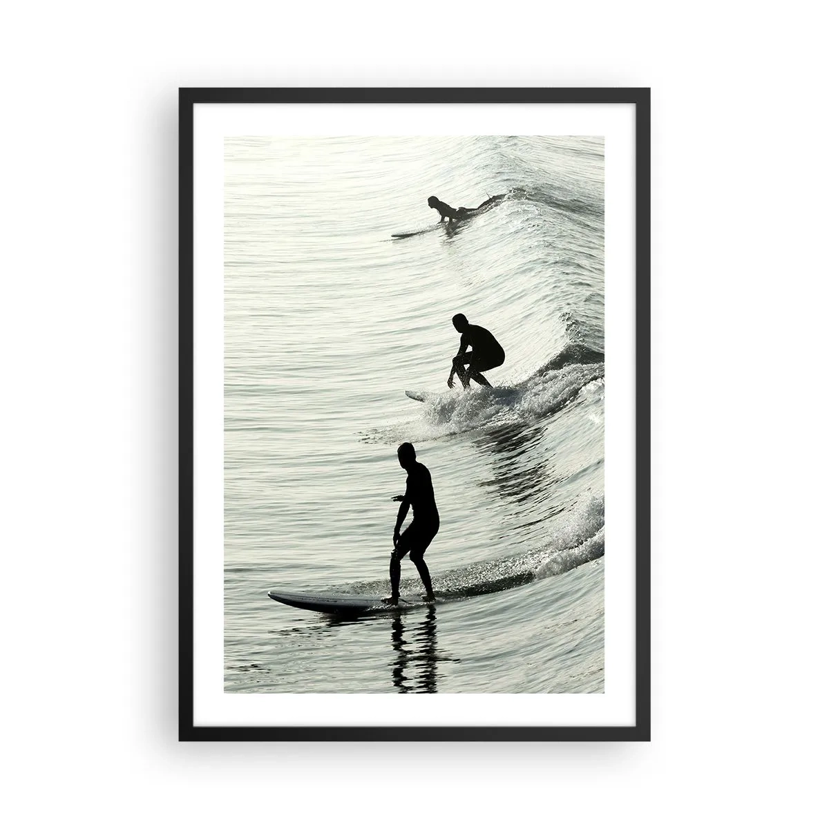 Affiche dans un cadre noir - Poster - Trois surfeurs surfant sur les vagues dans un style monochrome - 50x70cm - A la rencontre de la vague - Décoration murale moderne pour le salon et la chambre ARTTOR