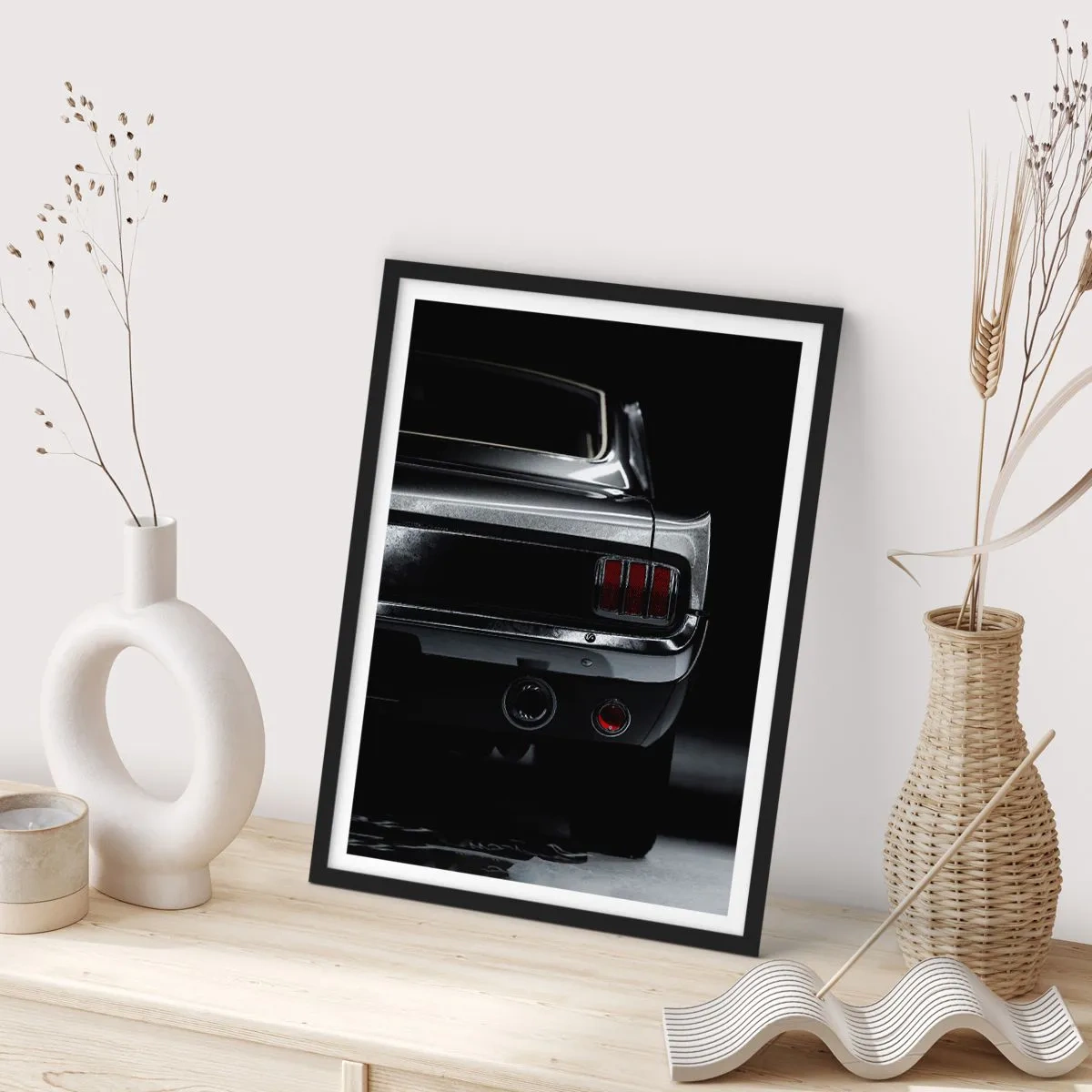 Affiche dans un cadre noir - Poster - Une version élégante de l'arrière d'une voiture classique - 50x70cm - Le charme du classique - Décoration murale moderne pour le salon et la chambre ARTTOR