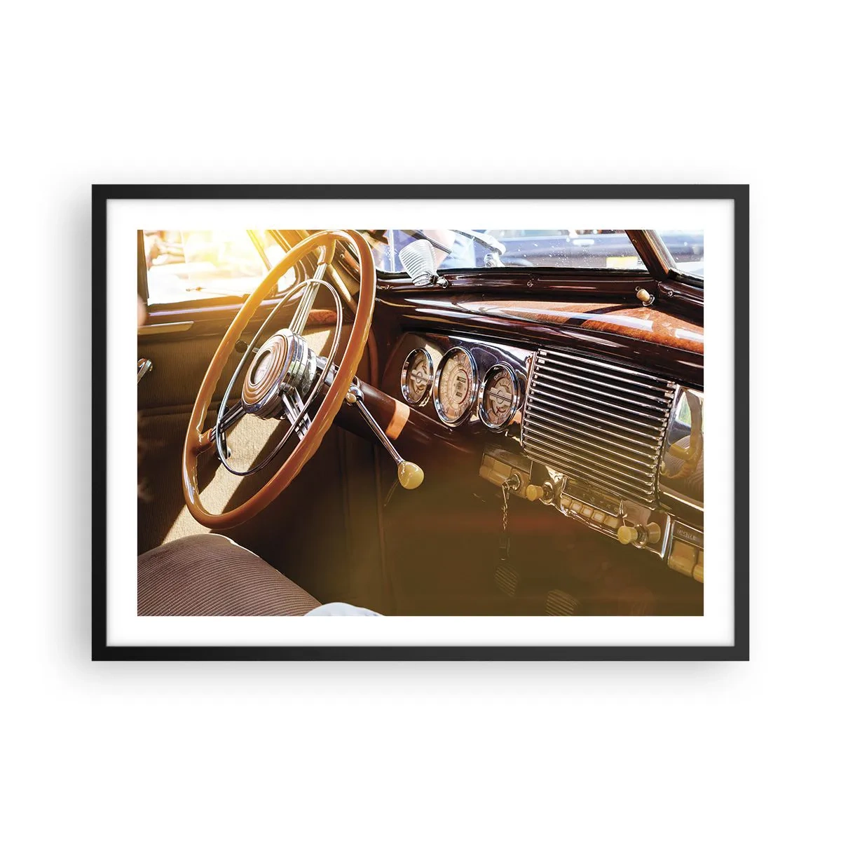Affiche dans un cadre noir - Poster - Gros plan de l'intérieur d'une voiture classique avec des détails en bois et en chrome. - 70x50cm - Souffle de luxe venu du passé - Décoration murale moderne pour le salon et la chambre ARTTOR