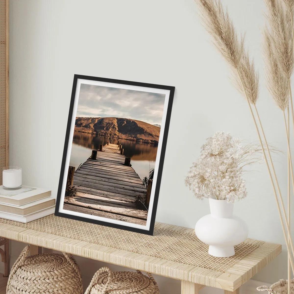 Affiche dans un cadre noir - Poster - Une jetée en bois mène à un lac tranquille avec un arrière-plan de montagne - 50x70cm - Paysage silencieux - Décoration murale moderne pour le salon et la chambre ARTTOR