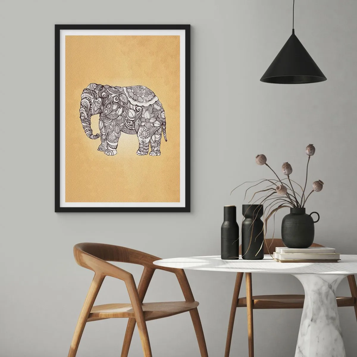 Affiche dans un cadre noir - Poster - Illustration décorative d'un éléphant avec des ornements complexes sur un fond doré - 50x70cm - L'éléphant s'est apprêté - Décoration murale moderne pour le salon et la chambre ARTTOR