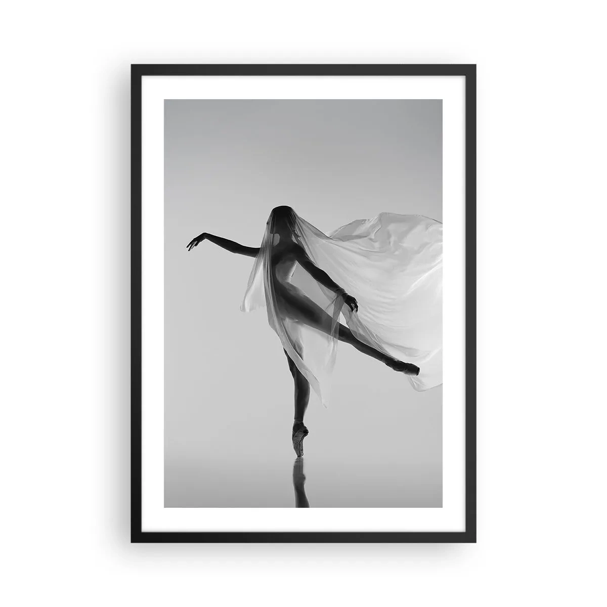 Affiche dans un cadre noir - Poster - Une danseuse au voile aérien dans une composition en noir et blanc - 50x70cm - Légèreté et grâce - Décoration murale moderne pour le salon et la chambre ARTTOR