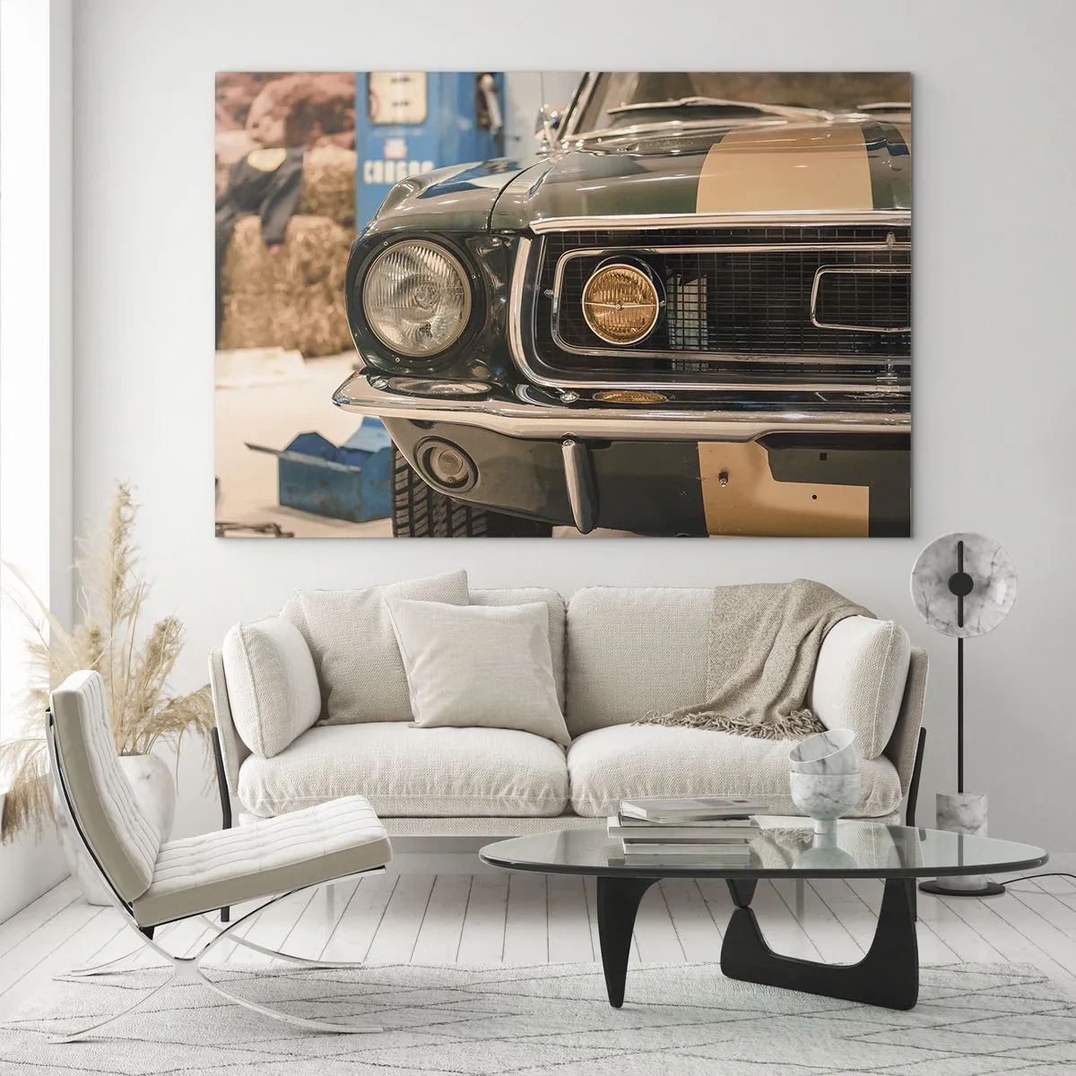 Impression sur verre - Image sur verre - Gros plan d'une voiture classique, Mustang, dans un atelier - 70x50cm - Rencontre avec une légende - Décoration murale moderne pour le salon et la chambre ARTTOR