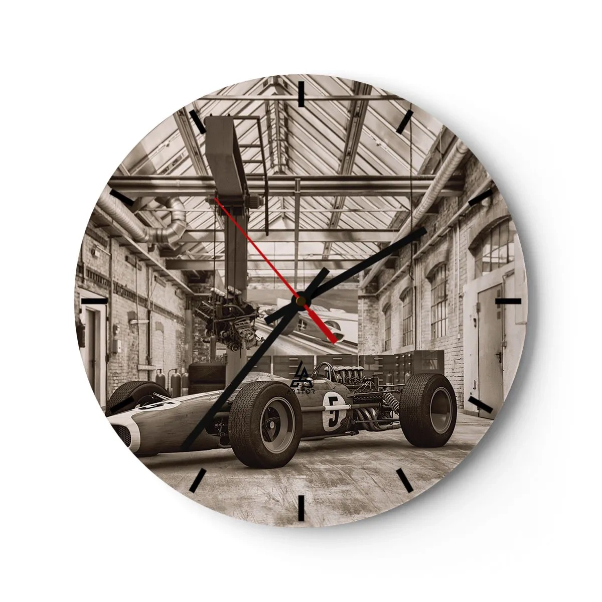 Horloge murale - Pendule murale - Une voiture de course classique dans un ancien hall industriel - 30x30cm - Le repos du guerrier - Décoration murale moderne pour le salon, la cuisine et la chambre ARTTOR