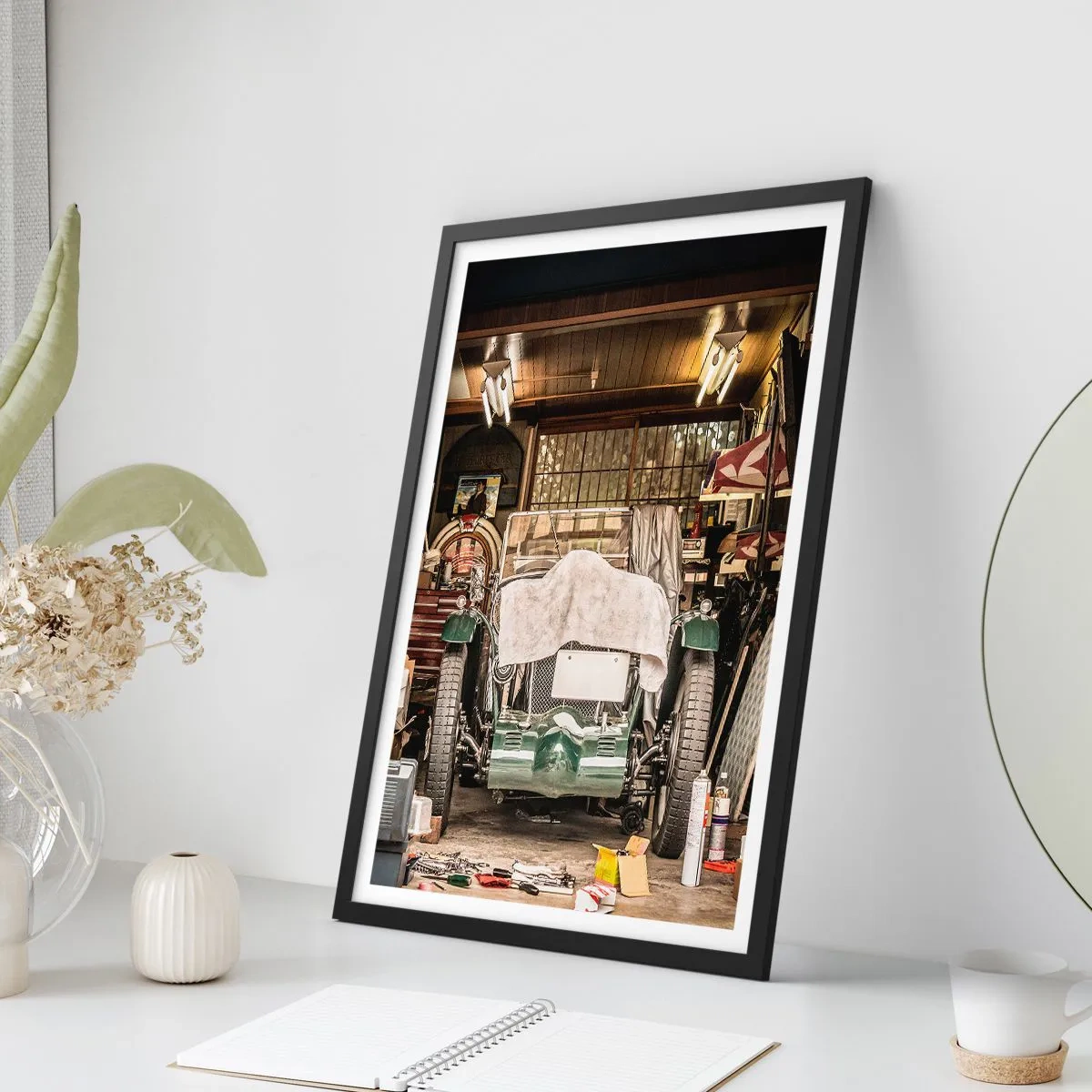Affiche dans un cadre noir - Poster - Une voiture ancienne dans un garage entourée d'outils - 50x70cm - Retour vers le passé - Décoration murale moderne pour le salon et la chambre ARTTOR