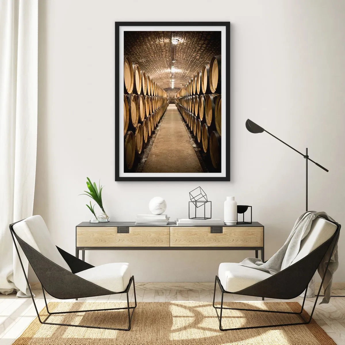 Affiche dans un cadre noir - Poster - Une cave pleine de tonneaux de vin - 50x70cm - Dans un sous-sol en brique - Décoration murale moderne pour le salon et la chambre ARTTOR