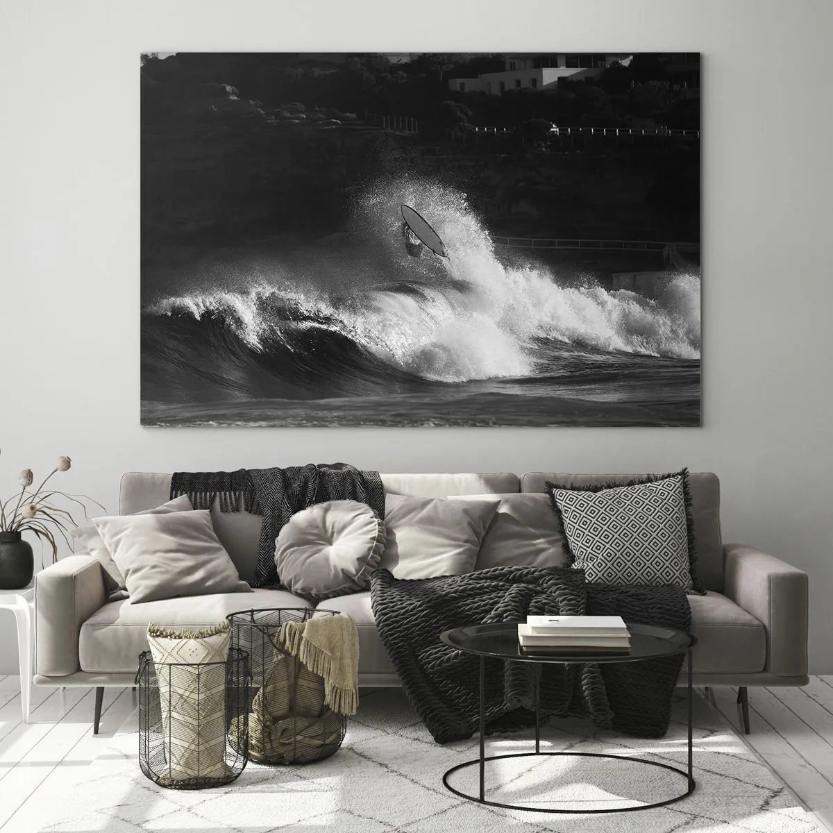 Impression sur verre - Image sur verre - Un surfeur sur une vague capturé dans une photographie en noir et blanc - 70x50cm - Défi accepté! - Décoration murale moderne pour le salon et la chambre ARTTOR