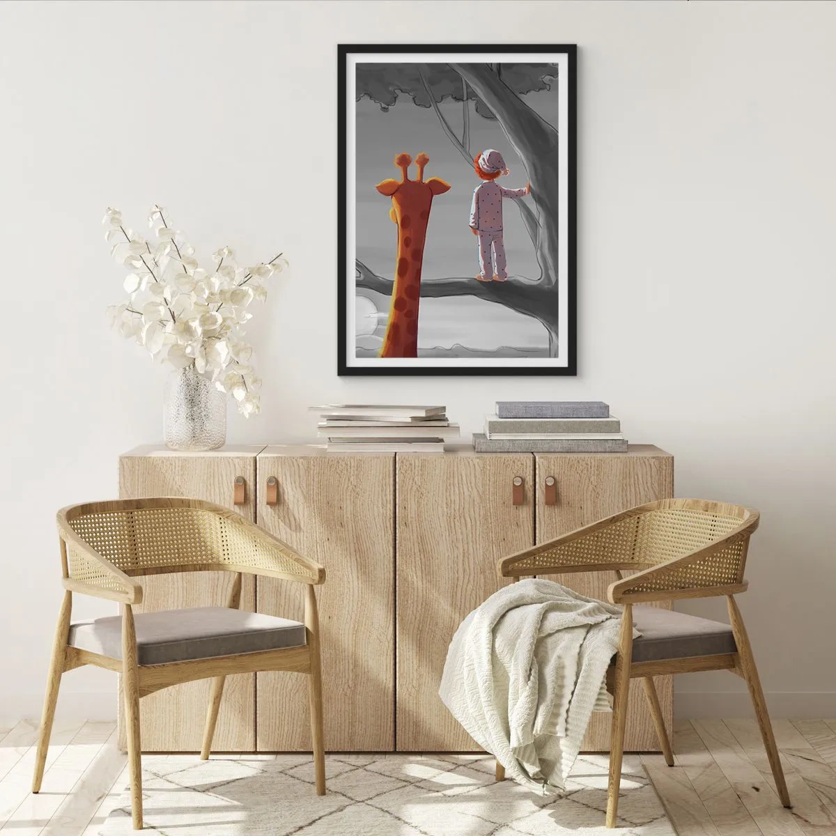 Affiche dans un cadre noir - Poster - Un garçon en pyjama et une girafe dans un arbre dans un paysage gris et orange. - 50x70cm - Cela arrive vraiment - Décoration murale moderne pour le salon et la chambre ARTTOR