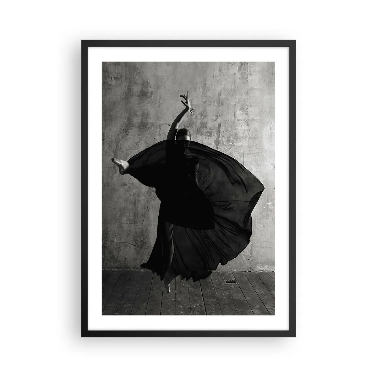 Affiche dans un cadre noir - Poster - Un plan en noir et blanc d'un danseur en mouvement dynamique contre un mur brut. - 50x70cm - Pas plein de passion - Décoration murale moderne pour le salon et la chambre ARTTOR