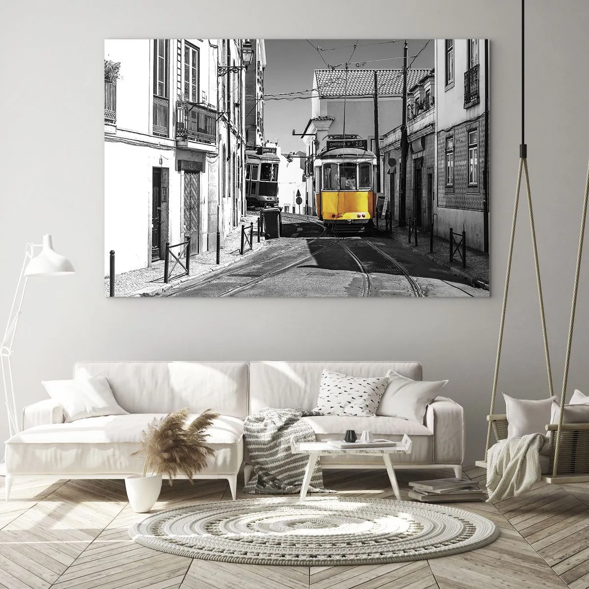 Impression sur verre - Image sur verre - Un tramway jaune dans une rue noire et blanche d'une ville européenne. - 70x50cm - L'âme de Lisbonne - Décoration murale moderne pour le salon et la chambre ARTTOR