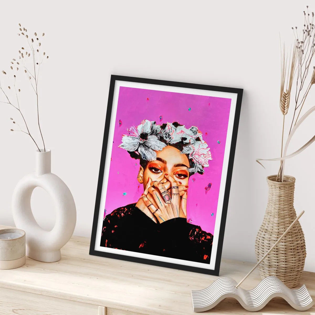 Affiche dans un cadre noir - Poster - Un portrait expressif d'une femme sur un fond rose intense. - 50x70cm - Un peu fou - Décoration murale moderne pour le salon et la chambre ARTTOR