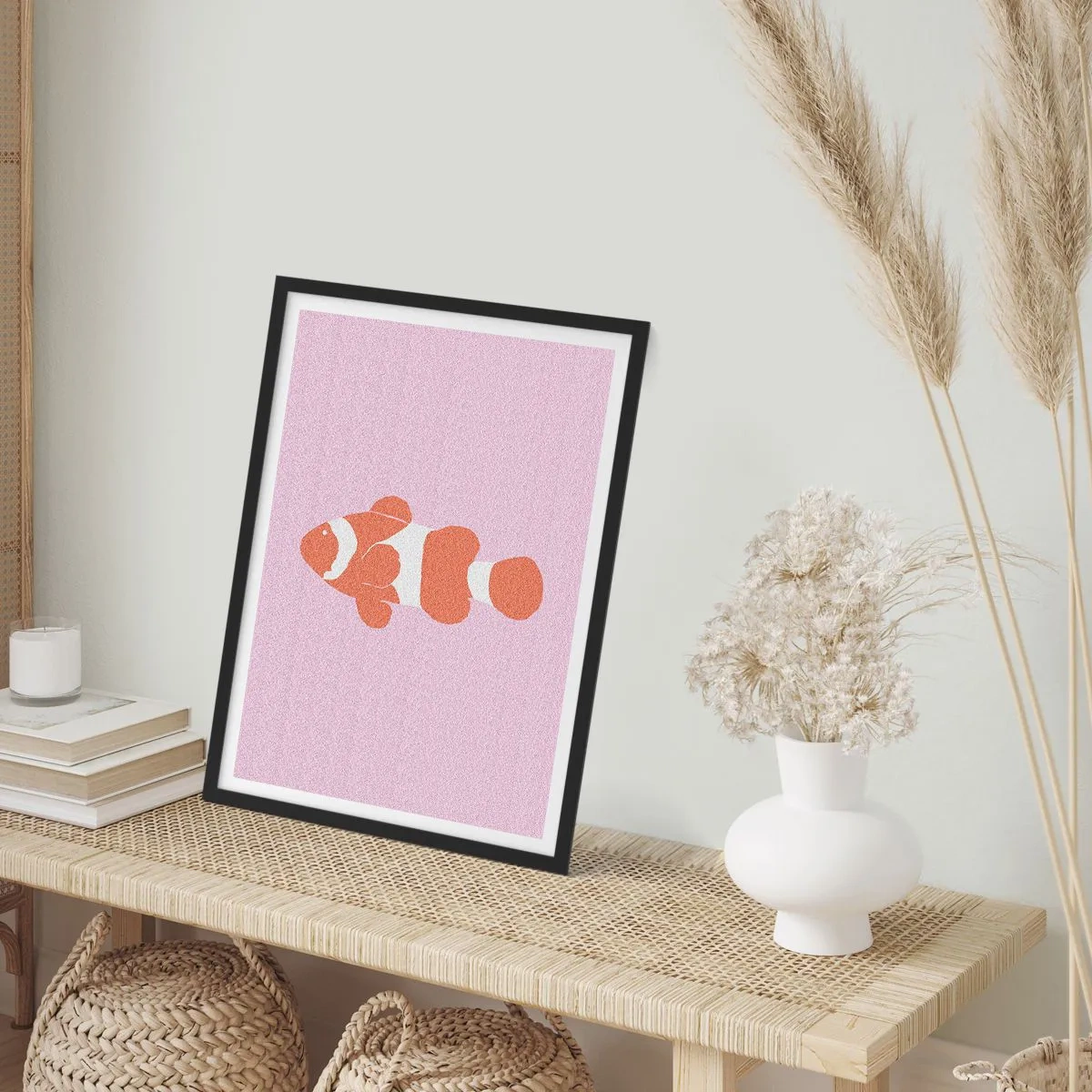 Affiche dans un cadre noir - Poster - Poisson-clown orange sur fond violet - 50x70cm - En corail sur le visage et la queue - Décoration murale moderne pour le salon et la chambre ARTTOR